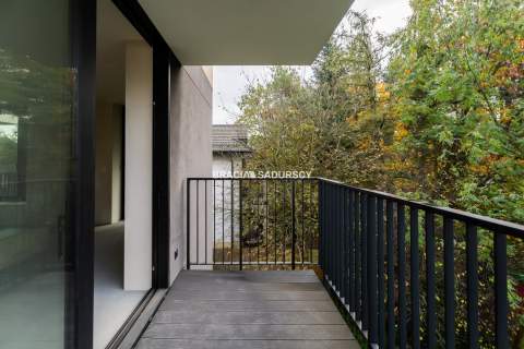 Nowoczesny jasny apartament w otoczeniu zieleni