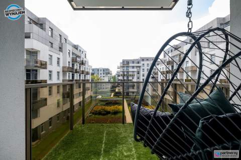 Apartament z widokiem na las, komórka i hala gar.
