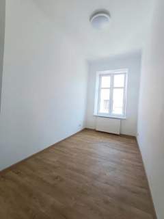Skawina / Rynek ul. Słowackiego lokal 76m2 piwnica19m2 strych...