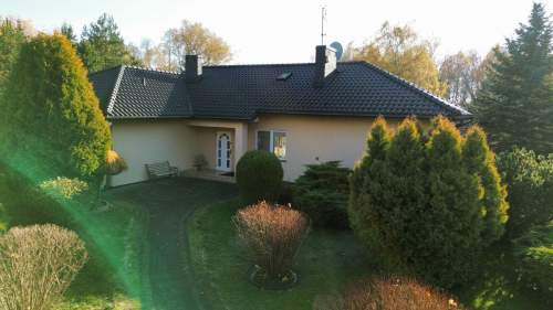 Parterowy dom z ogrodem i stawem   Dębe Wielkie