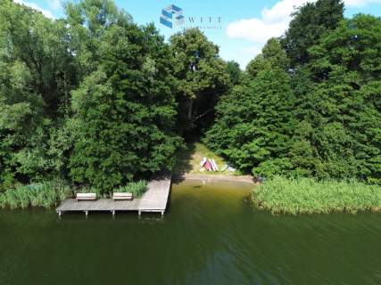 Uzbrojone działki przy plaży z pomostem.