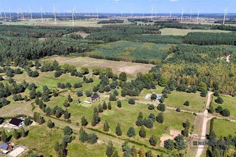 Budowlane nad jeziorem. Prąd, wodociąg, plaża.