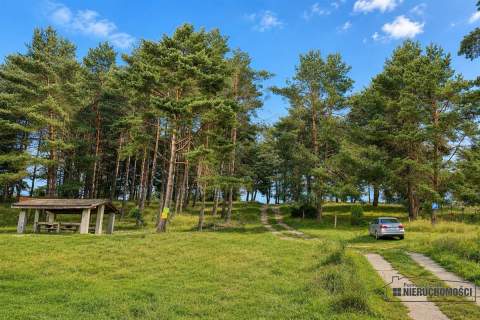Budowlane nad jeziorem. Prąd, wodociąg, plaża.