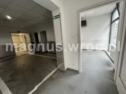 Do wynajęcia przestronny lokal handlowy