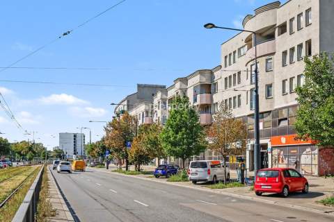 Inwestycyjny lokal usługowy 136 m przy metrze