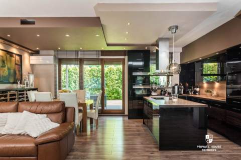 Apartament z pięknym ogrodem i kinem letnim