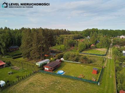 Działka nad jeziorem z domkiem