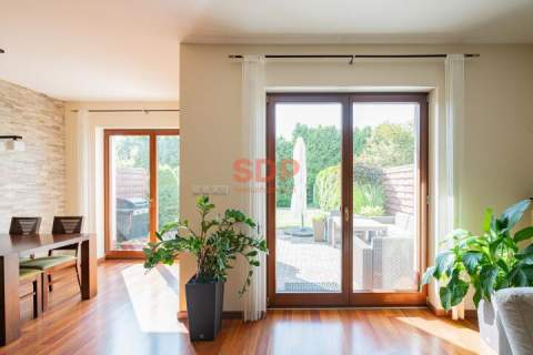 Szereg na zamkniętym osiedlu z ogrodem - gotowy do zamieszkania