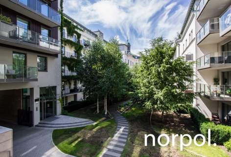 Nowoczesne studio z balkonem, BASEN I SIŁOWNIA W BUDYNKU