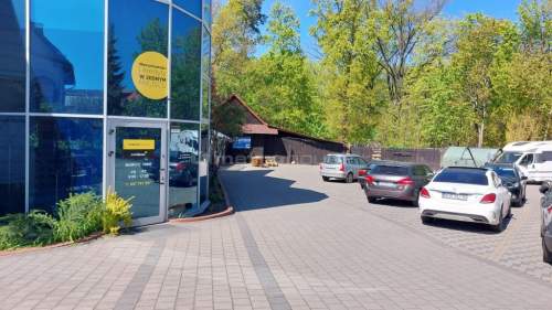 Biuro z dużą powierzchnią magazynową