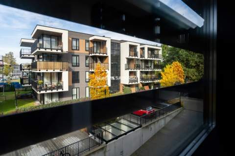 Nowoczesny jasny apartament w otoczeniu zieleni