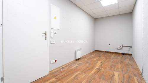 Lokal 135m2 front parter Kurdwanów