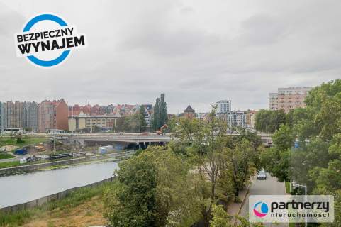 Widok z balkonu na motławę i stare miasto