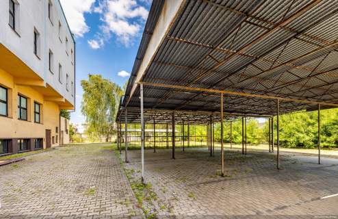 Duży budynek biurowy z parkingiem w Radomiu