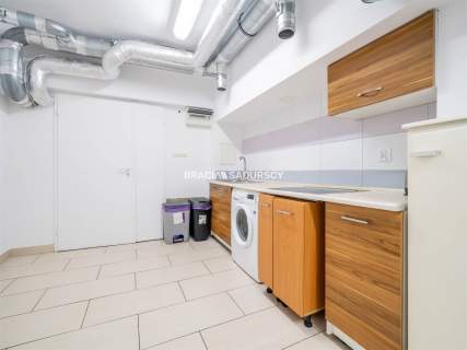 Lokal mieszkalno-usługowy w centrum.