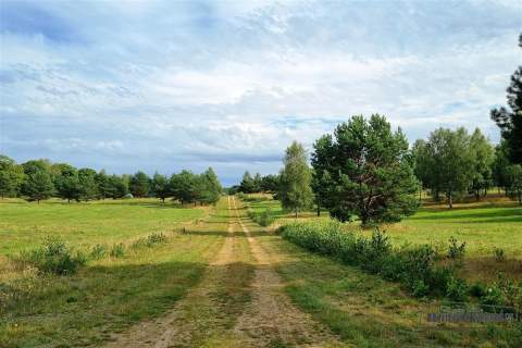 Budowlane nad jeziorem. Prąd, wodociąg, plaża.