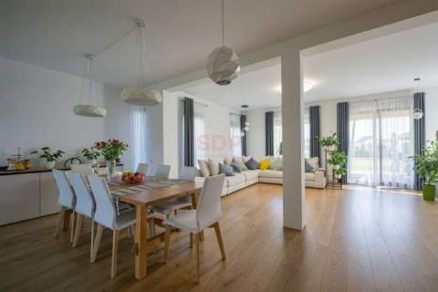 6 sypialni, 2 auta w garażu, działka 862m2