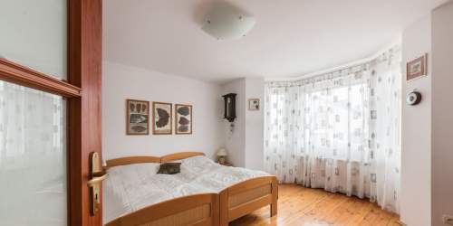Dom 298 m z ogrodem i niezależną pracownią.
