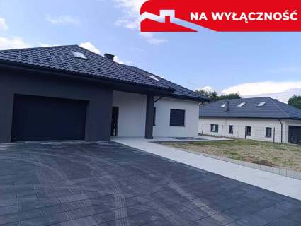 Nowy dom parterowy z antresolą.