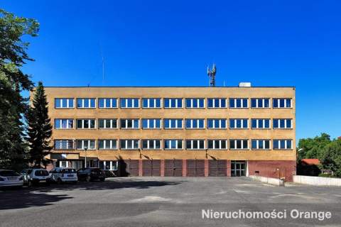 Duży kompleks budynków pod działalność gospodarczą