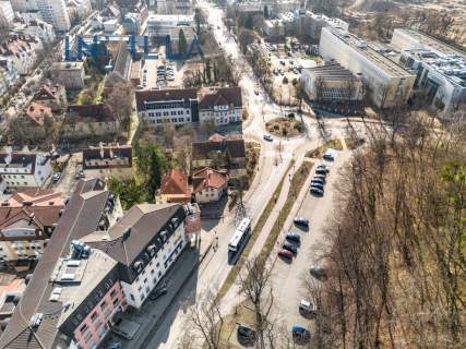dwa wejścia dwa poziomy własny parking