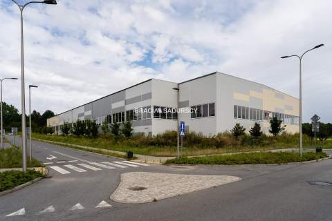 Hala produkcyjna z suwnicami