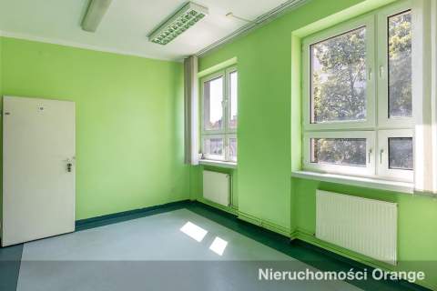 Budynek biurowy na dużej działce