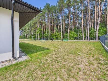 Nowy dom parterowy z garażem i widokiem na las