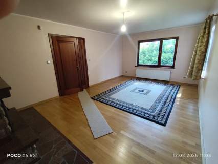 Wygodny dom otoczony zielenią 