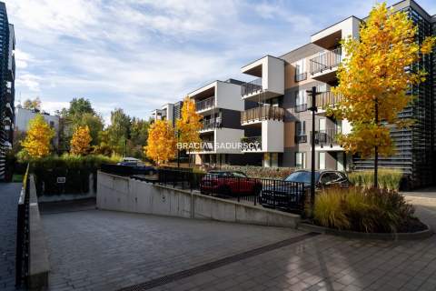 Nowoczesny jasny apartament w otoczeniu zieleni