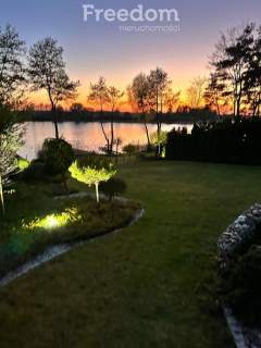Dom nad Jeziorem Gopło z linią brzegową