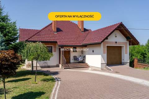 Dom wolnostojący, garaż, fotowoltaika, 7 pokoi