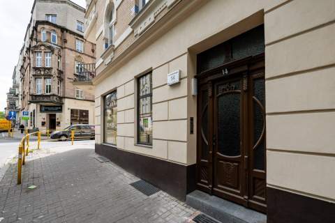 Dwupoziomowe w odrestaurowanej kamienicy w centrum