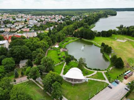 dom nad jeziorem Lidzbarskim obok amfiteatru