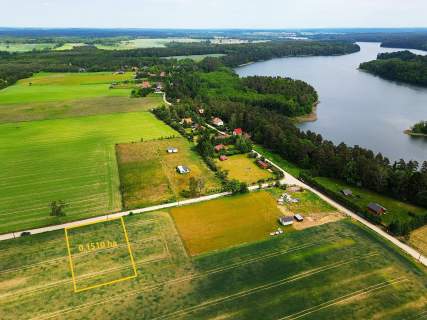Nad jeziorem, w malowniczej miejscowości