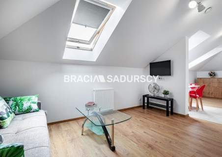 Budynek z 6 niezależnymi apartamentami.