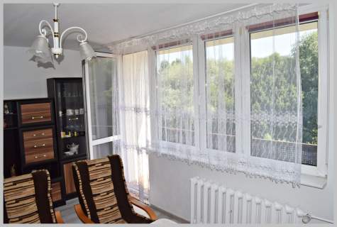 Trzecie piętro w niskim bloku, duży balkon.