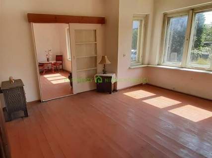 Parter domu do remontu w cichej uliczce w Dąbiu