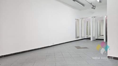 30 m2, pod działalność handlową, usług.