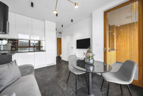 2 pokoje, parking, balkon, 10 min do centrum