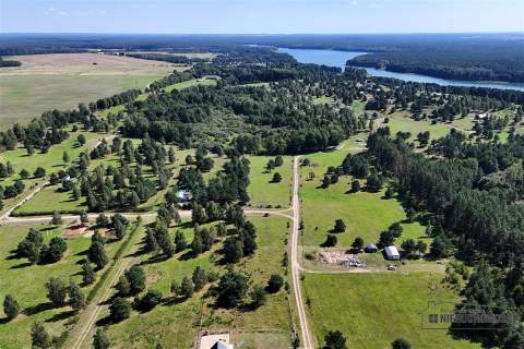 Budowlane nad jeziorem. Prąd, wodociąg, plaża.