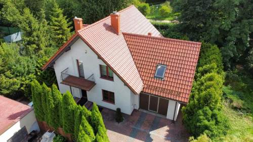 Wygodny dom otoczony zielenią 