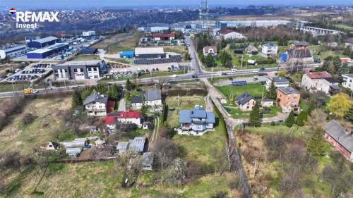 Przy głównej drodze, gotowy parking
