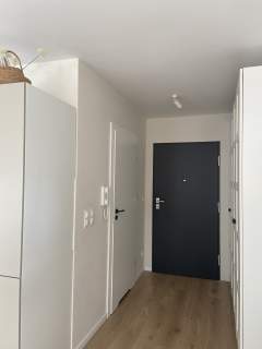 Nowoczesna kawalerka w stylu japandi z dużym balkonem