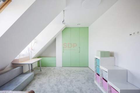6 sypialni, 2 auta w garażu, działka 862m2