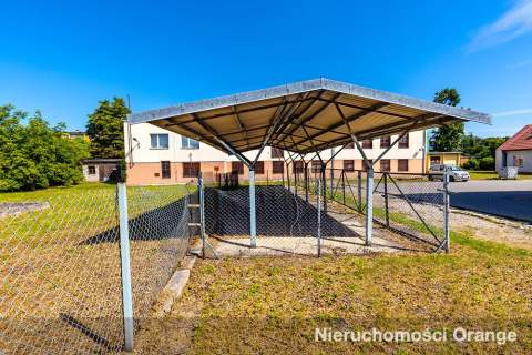 Duży budynek biurowy w centrum miejscowości