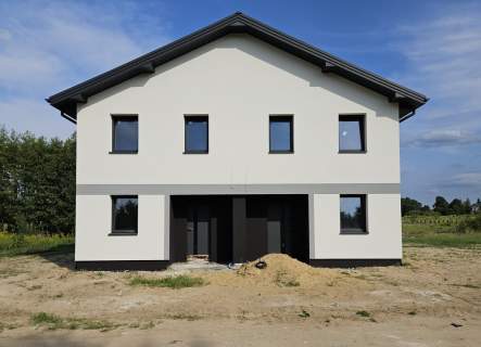 Połowa bliźniaka w pobliżu lasu i rzeki