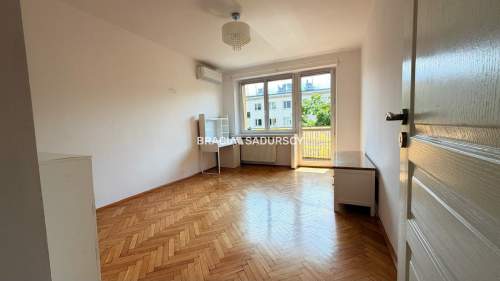 Trzypokojowe M z oddzielną kuchnią blisko centrum