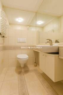 Dom na Woli Justowskiej, garaż na 2 samochody.