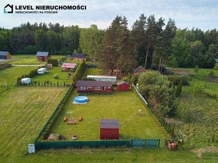 Działka nad jeziorem z domkiem